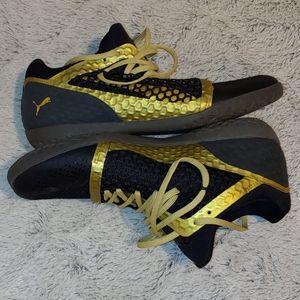 Puma black & gold netted tennis shoes